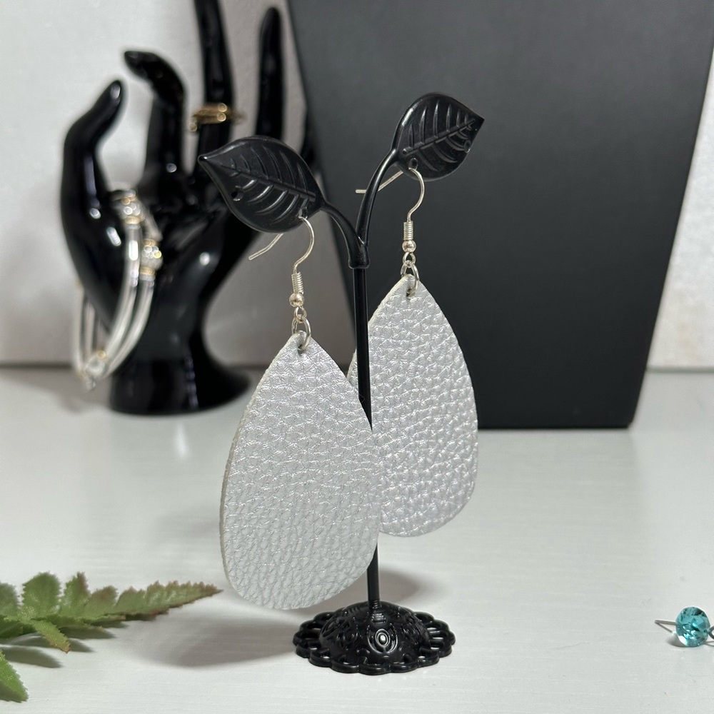 SILVER LEATHER DROP EARRING